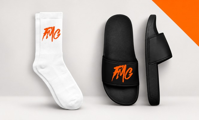 Weiße Socken und schwarze Badelatschen mit orangem FMG-Logo